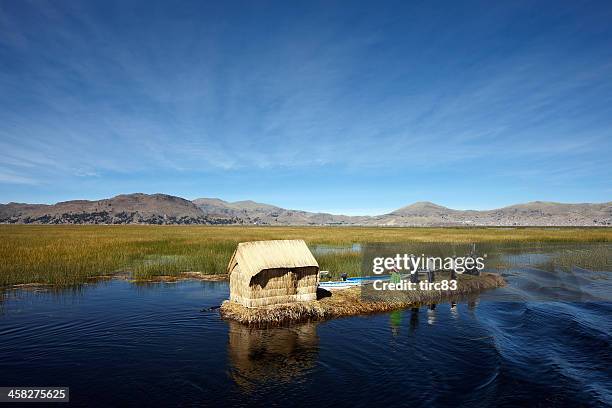 administration hut on the uros islands of lake titicaca - uroseilanden stockfoto's en -beelden