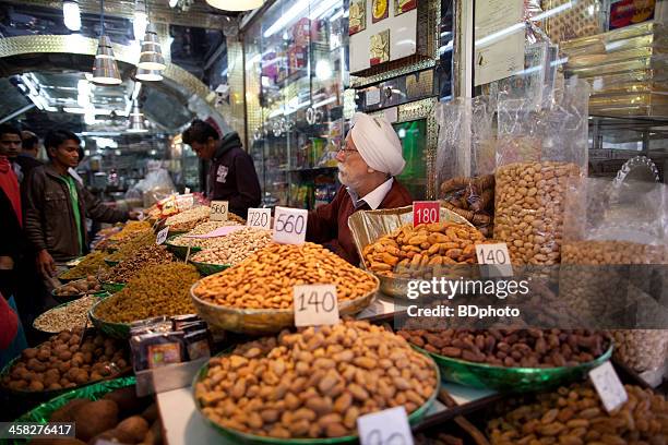 shell-nüsse und getrocknete früchte-shop, neu-delhi, indien - nüsse obst stock-fotos und bilder