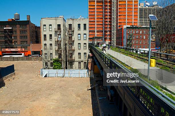 new construction, high line park stadt & personen chelsea, nyc - unbebautes grundstück stock-fotos und bilder