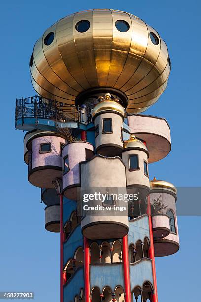 hundertwasser art architecture - blauer hintergrund stockfoto's en -beelden