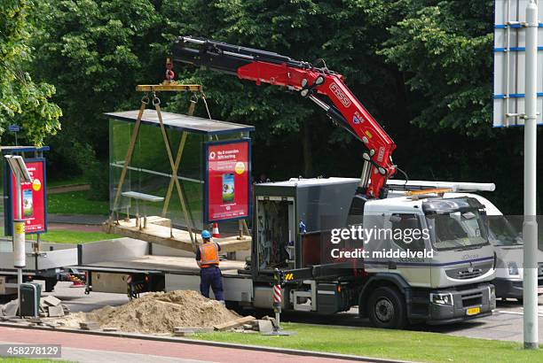 austausch der bus shelter - heavy demolition stock-fotos und bilder