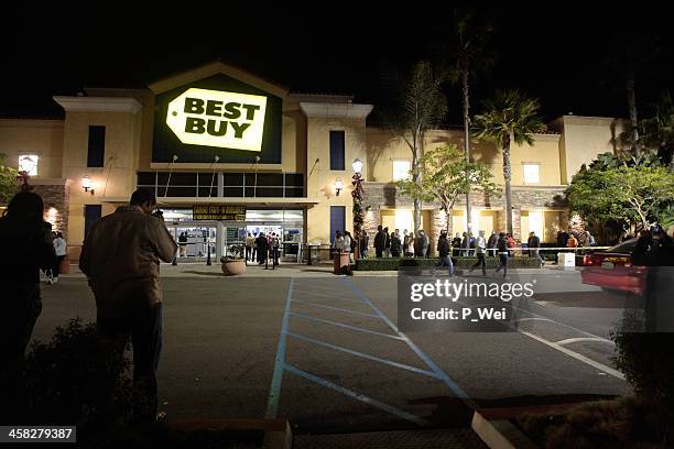 buyers line up for black friday - black friday sale stock pictures, royalty-free photos & images