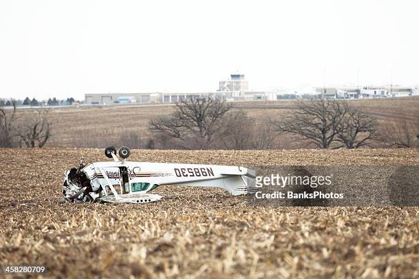 catastrophe aérienne sur le champ de la ferme avec fond de l'aéroport - accident et crash aérien photos et images de collection