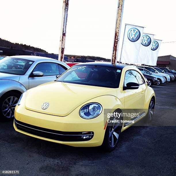 volkswagen new beetle on lot - new beetle stock pictures, royalty-free photos & images