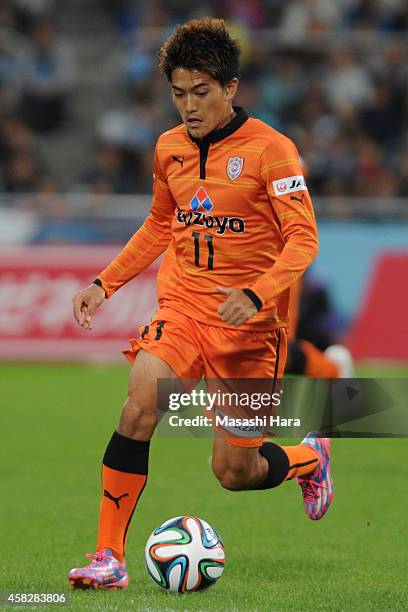 Toshiyuki Takagi of Shimizu S-Pulse in action during the J.League match between Kawasaki Frontale and Shimzu S-Pulse at Todoroki Stadium on November...