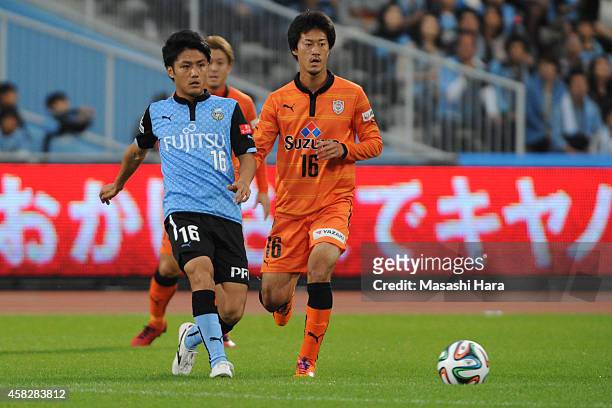 Ryota Oshima of Kawasaki Frontale in action during the J.League match between Kawasaki Frontale and Shimzu S-Pulse at Todoroki Stadium on November 2,...