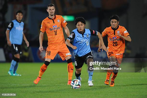 Ryota Oshima of Kawasaki Frontale in action during the J.League match between Kawasaki Frontale and Shimzu S-Pulse at Todoroki Stadium on November 2,...