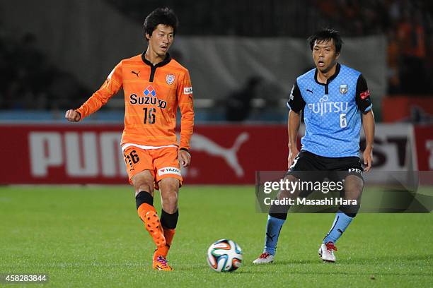 Mitsunari Musaka of Shimizu S-Pulse in action during the J.League match between Kawasaki Frontale and Shimzu S-Pulse at Todoroki Stadium on November...