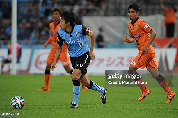 Kengo Nakamura of Kawasaki Frontale in action during the J.League match between Kawasaki Frontale and Shimzu S-Pulse at Todoroki Stadium on November...