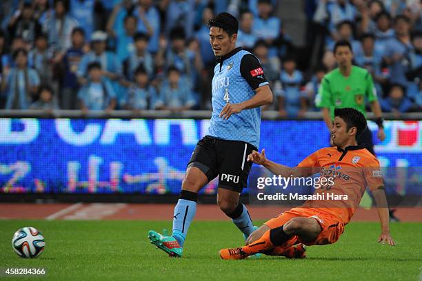 Yusuke Igawa of Kawasaki Frontale in action during the J.League match between Kawasaki Frontale and Shimzu S-Pulse at Todoroki Stadium on November 2,...