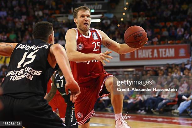 Anton Gavel of Muenchen is challenged by Bogdan Radosavljevic of Tuebingen during the Beko Basketball Bundesliga match between FC Bayern Muenchen and...