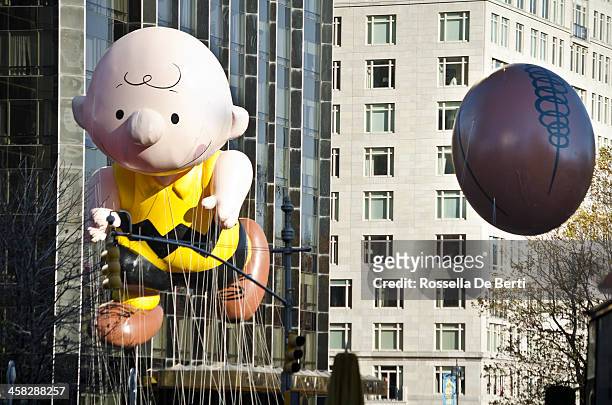 macy's thanksgiving day parade, peanuts charlie brown balloon - a charlie brown thanksgiving stockfoto's en -beelden