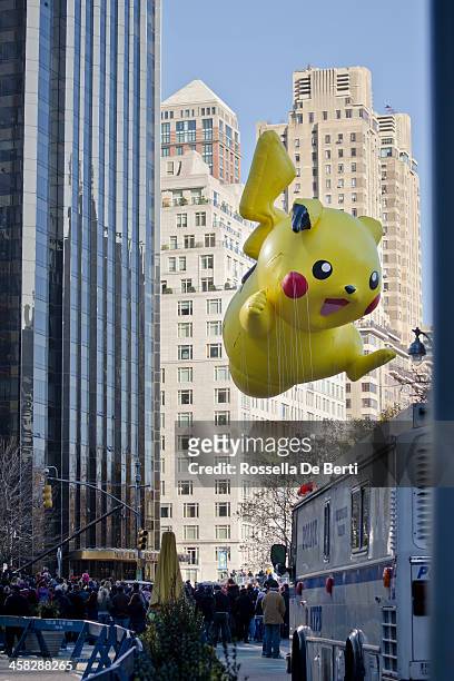 macy's thanksgiving day parade, pokemon pikachu balloon - pikachu stockfoto's en -beelden