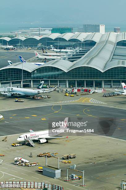 hong kong airport - hong kong international airport stock pictures, royalty-free photos & images