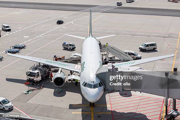 alitalia airbus a320 at frankfurt airport - a320 turbine engine stock pictures, royalty-free photos & images