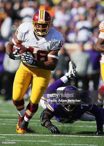 Alfred Morris of the Washington Redskins breaks away for a touchdown while Sharrif Floyd of the Minnesota Vikings attempts the tackle during the...
