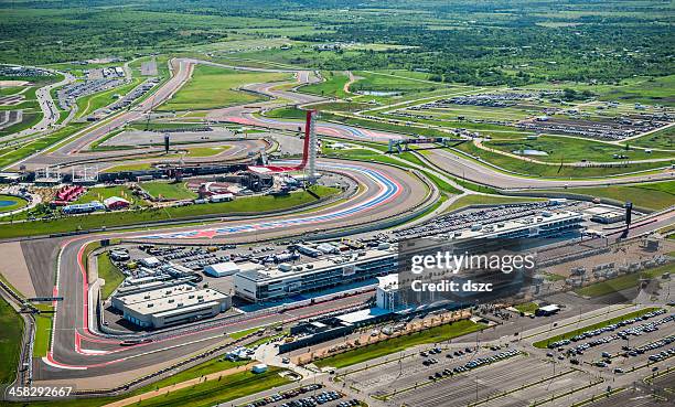 vue aérienne de la région d'austin avec motorsports hippodrome de premier plan - formula one racing photos et images de collection