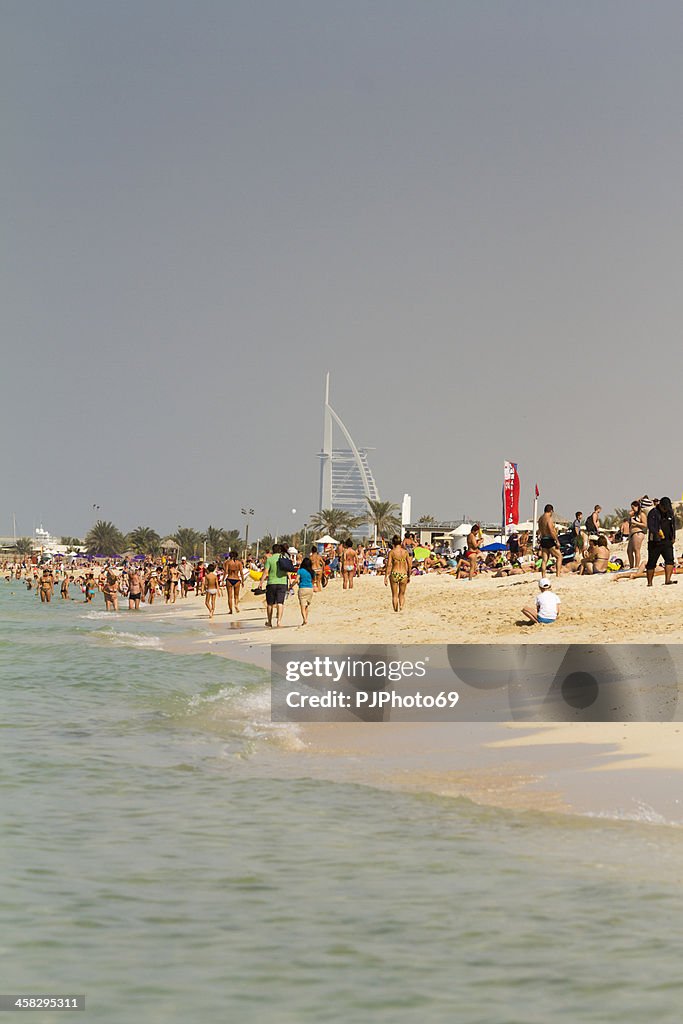 Dubai-pessoas na praia de Jumeirah