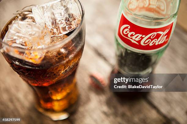 coca-cola-flasche und glas - coca cola stock-fotos und bilder