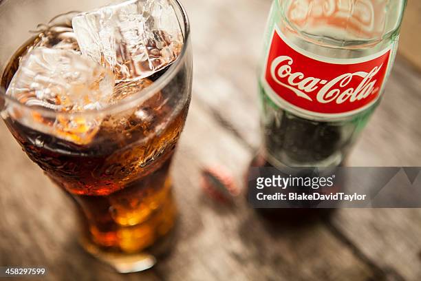 coke bottle and glass - cola stockfoto's en -beelden