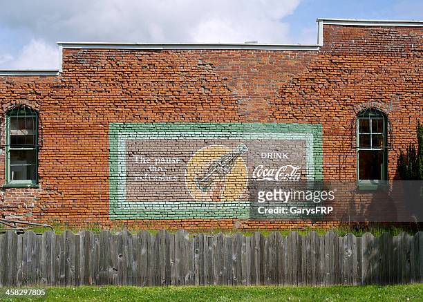 brownsville oregon historic brick building with coca-cola painted wall - pepsi centre stock pictures, royalty-free photos & images