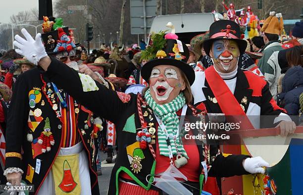 karneval in düsseldorf (rose monday parade) - rosenmontag stock-fotos und bilder