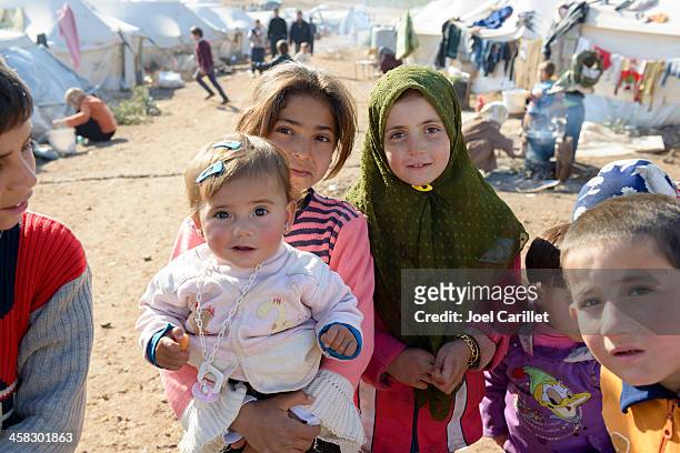 siriano profughi all'interno di siria - campo profughi foto e immagini stock