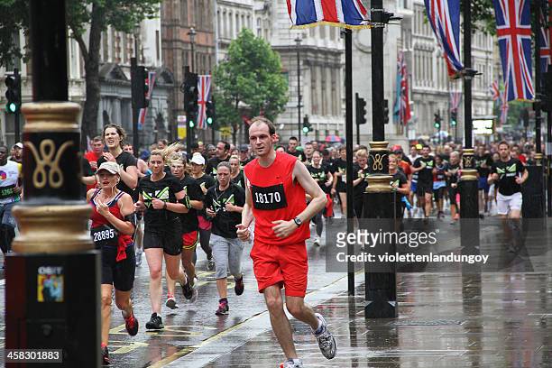 the british 10k run london 2012 - 10000 meter stockfoto's en -beelden