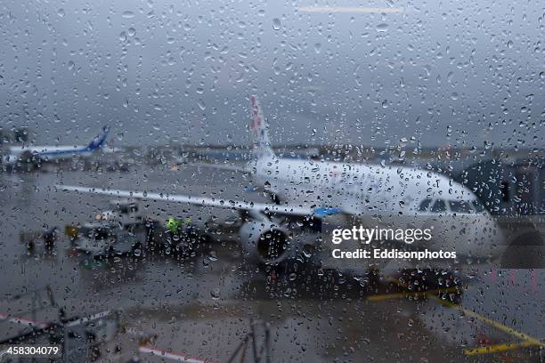 rainy tag - airport rain stock-fotos und bilder