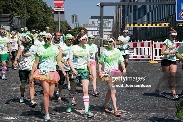 die farbpalette in köln - color run stock-fotos und bilder