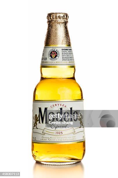 modelo besondere flasche auf weißem hintergrund - chang beer stock-fotos und bilder