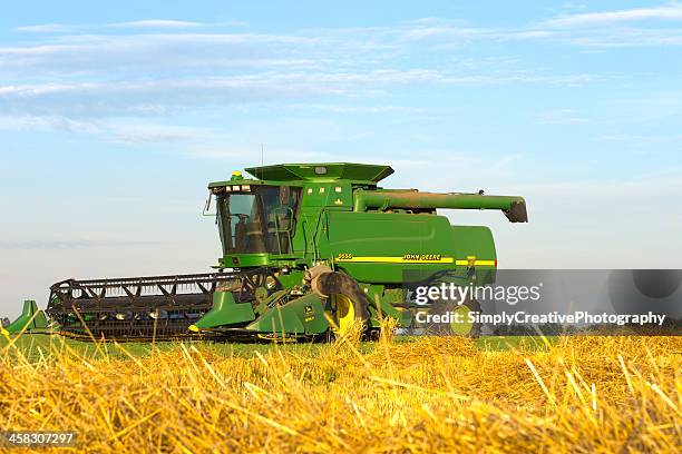 john deere combine - newly harvested stock pictures, royalty-free photos & images