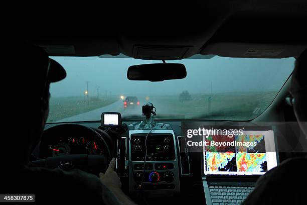 storm chasers mit computer technologie in motorfahrzeug - stormchaser stock-fotos und bilder