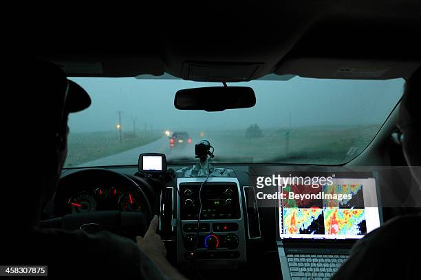 tempeste con tecnologia informatica nel veicolo a motore - cacciatore di tempeste foto e immagini stock