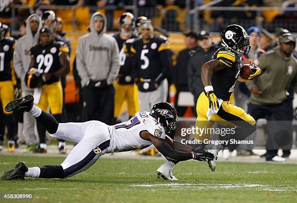 Le'Veon Bell of the Pittsburgh Steelers avoids a tackle by C.J. Mosley of the Baltimore Ravens during the second quarter at Heinz Field on November...