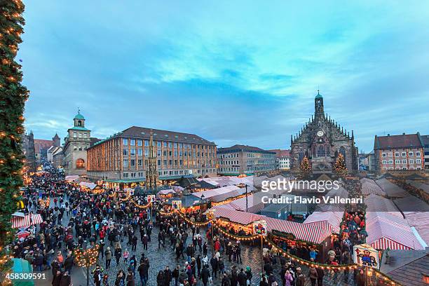 weihnachtsmarkt in den hauptplatz, nürnberg - nuremberg stock-fotos und bilder