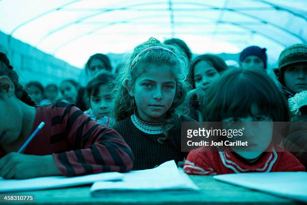 sirio provisional para los refugiados, los niños en la escuela - refugiados siria fotografías e imágenes de stock