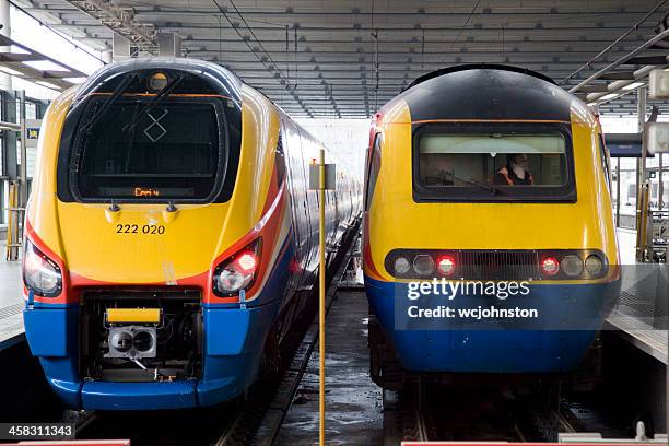 trains at the london terminal of st pancras railway station - machinist stockfoto's en -beelden
