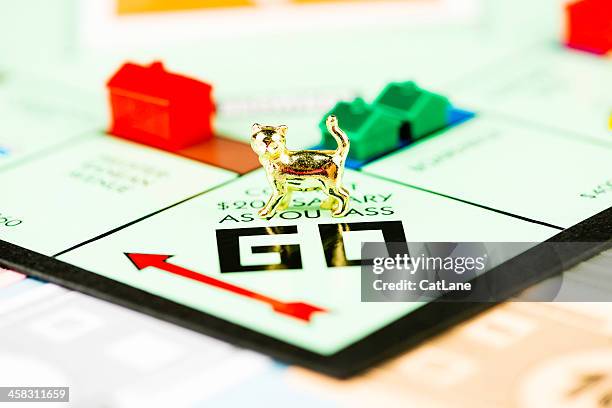 cat token on monopoly board - monopoly go stockfoto's en -beelden