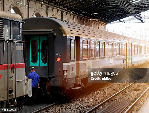 comprobación de técnico del tren en la estación de ferrocarril, parís, francia - sncf fotografías e imágenes de stock