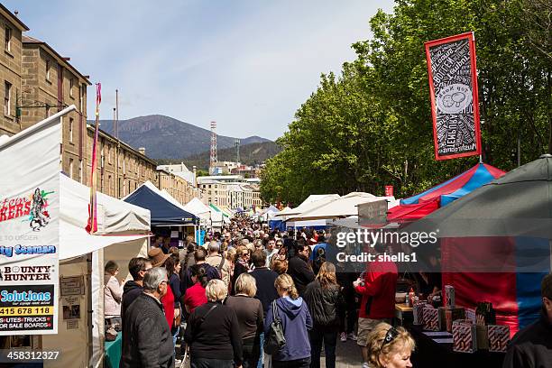 salamanque foule. - hobart salamanca market photos et images de collection