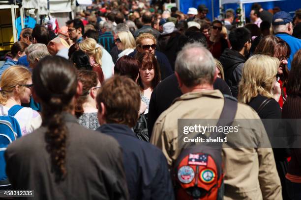 salamanca crowds. - hobart salamanca market stockfoto's en -beelden