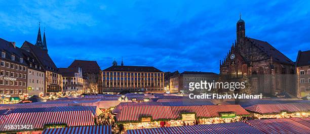 weihnachtsmarkt in den hauptplatz, nürnberg - nürnbergpanorama stock-fotos und bilder