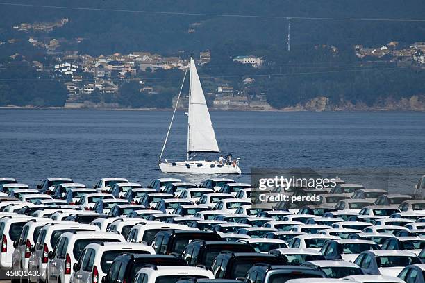 estacionar autos y navegue en bote. - vigo fotografías e imágenes de stock