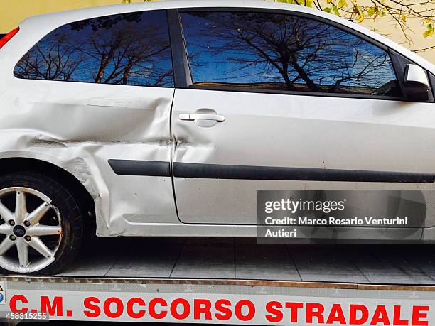 broken car and breakdown service - roadside assistance - automobile in panne stock pictures, royalty-free photos & images