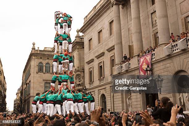seres humanos tower concurso en barcelona mercè 2012 - human pyramid fotografías e imágenes de stock
