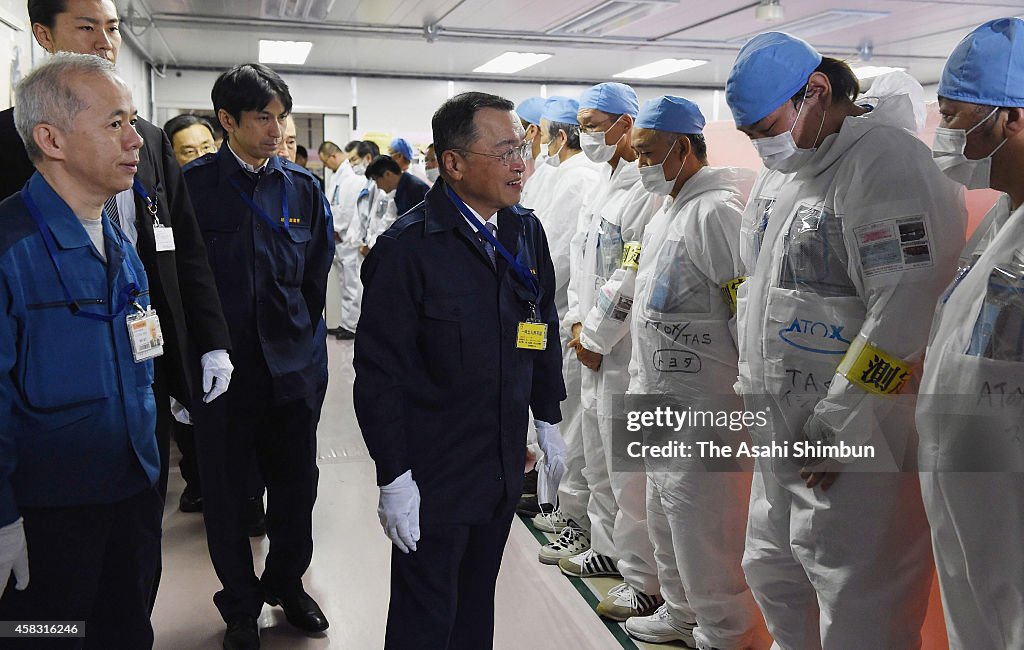 New Trade Minister Miyazawa Visits Fukushima Nuclear Plant