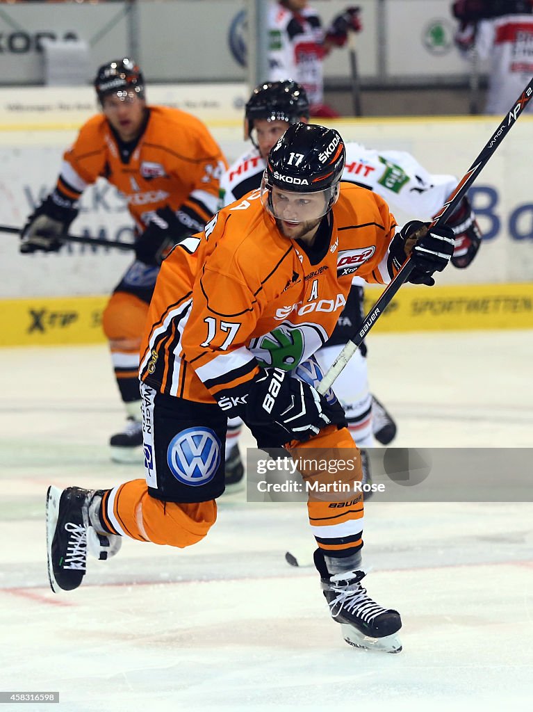 Grizzly Adams Wolfsburg v Koelner Haie - DEL