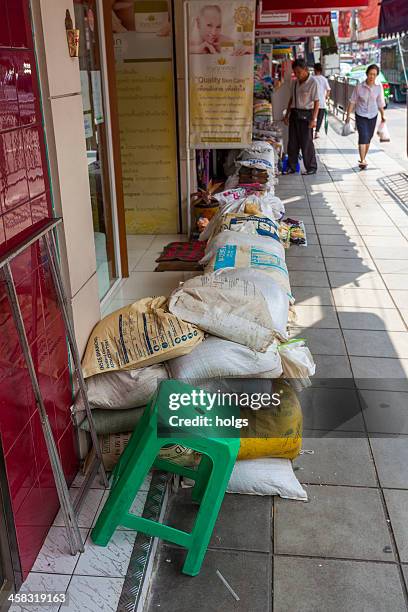 geschäfte sandbagged überschwemmungen, bangkok, thailand - sandbag stock-fotos und bilder