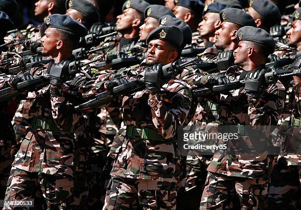 soldati marzo durante la sfilata - sri lanka commando foto e immagini stock